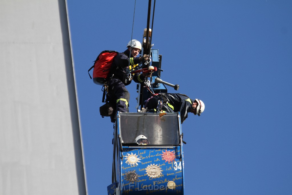 Koelner Seilbahn Gondel blieb haengen Koeln Linksrheinisch P560.JPG